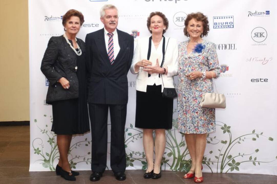 Labdaros aukcione pristatyta A. Jolie suknelė atiteko D. Bosas