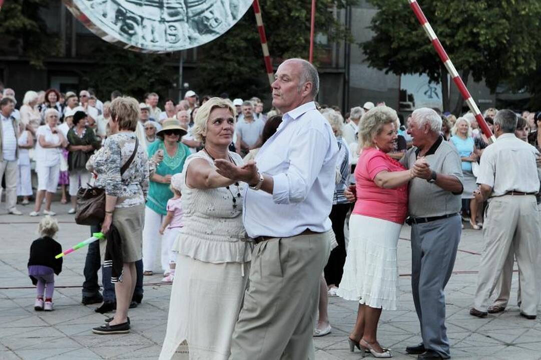 Jūros šventėje žavėjo nostalgiškos A.Lemano dainos
