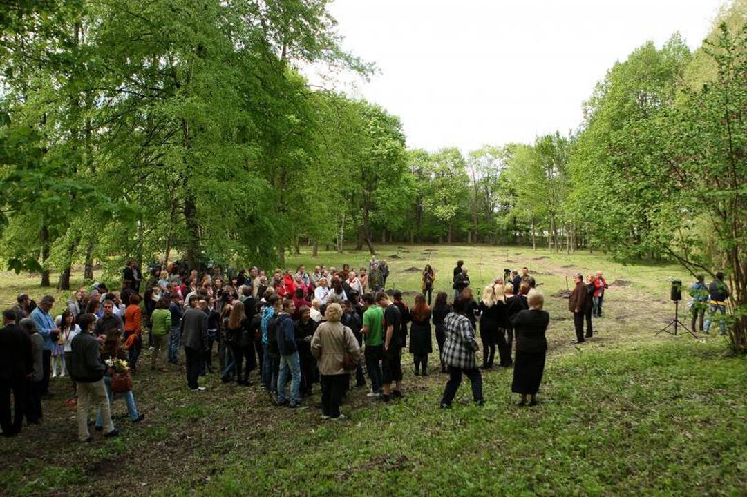 Garsi orangutangų globėja Fredoje sodino ąžuolus