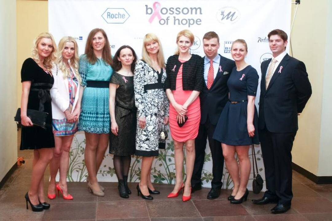 Labdaros aukcione pristatyta A. Jolie suknelė atiteko D. Bosas