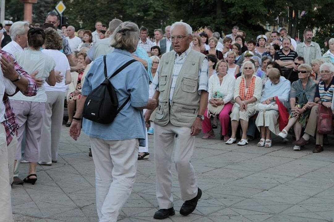 Jūros šventėje žavėjo nostalgiškos A.Lemano dainos