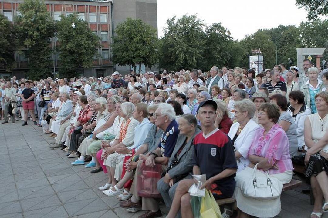 Jūros šventėje žavėjo nostalgiškos A.Lemano dainos