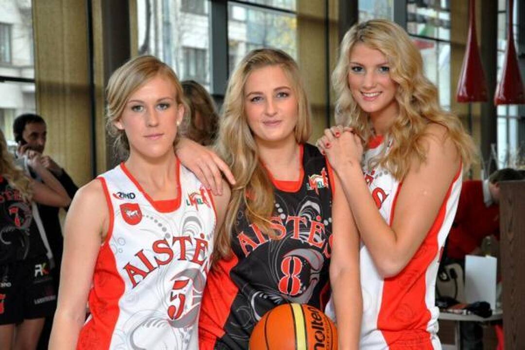 Per fotosesiją atsiskleidė „Aisčių-LSU“ krepšininkių grožis 