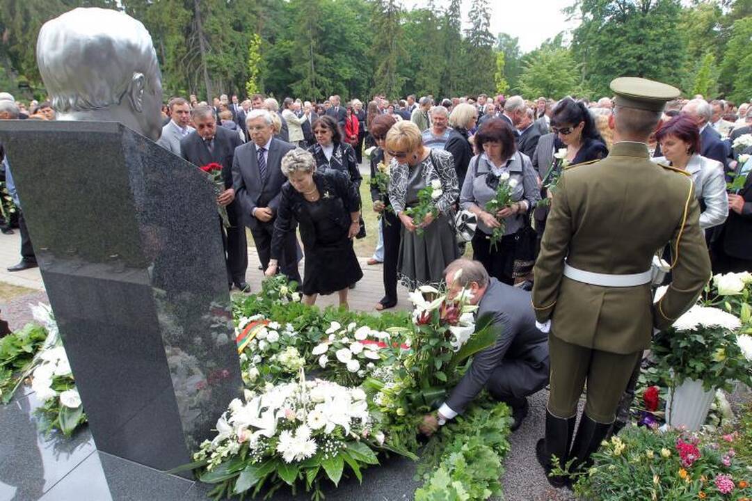 Atidengtas paminklas prezidentui A.M.Brazauskui