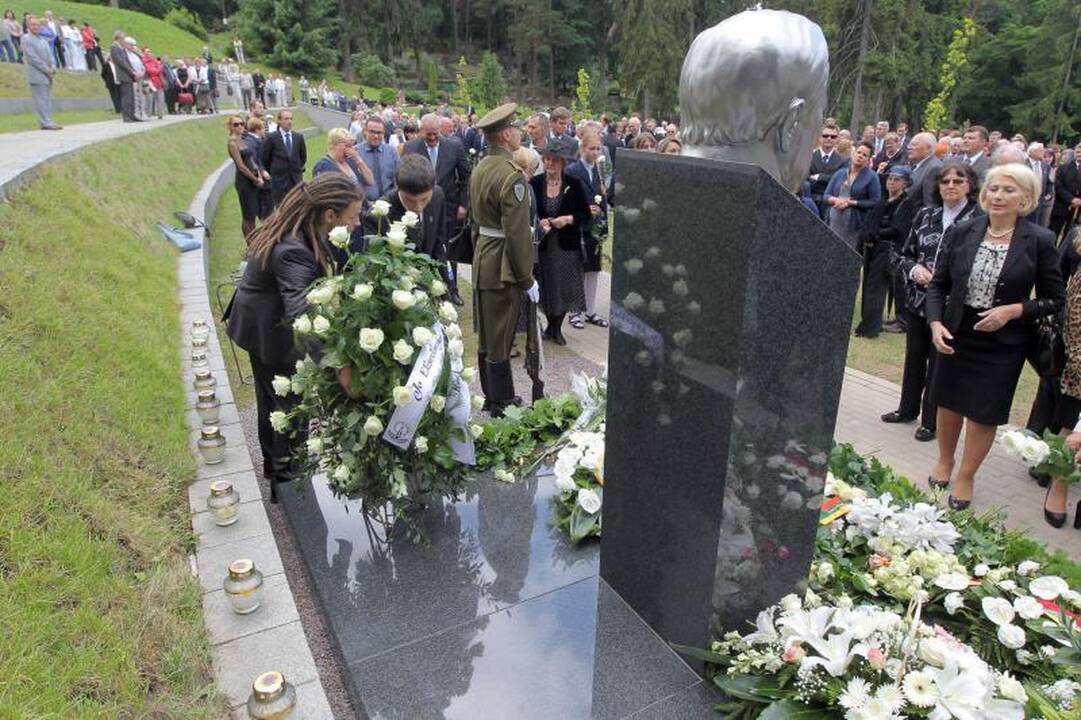 Atidengtas paminklas prezidentui A.M.Brazauskui