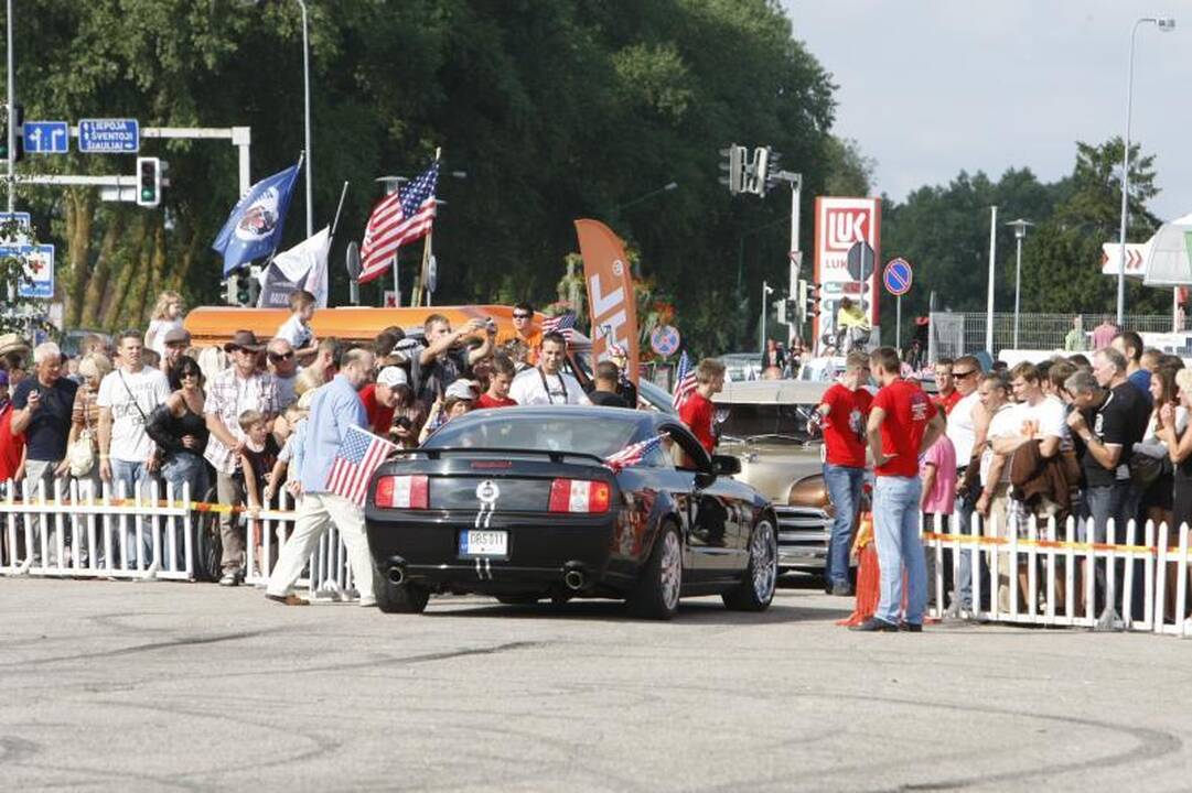 Palangos gatves papuošė įspūdingi automobiliai