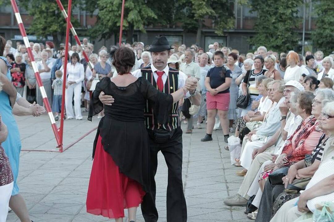 Jūros šventėje žavėjo nostalgiškos A.Lemano dainos