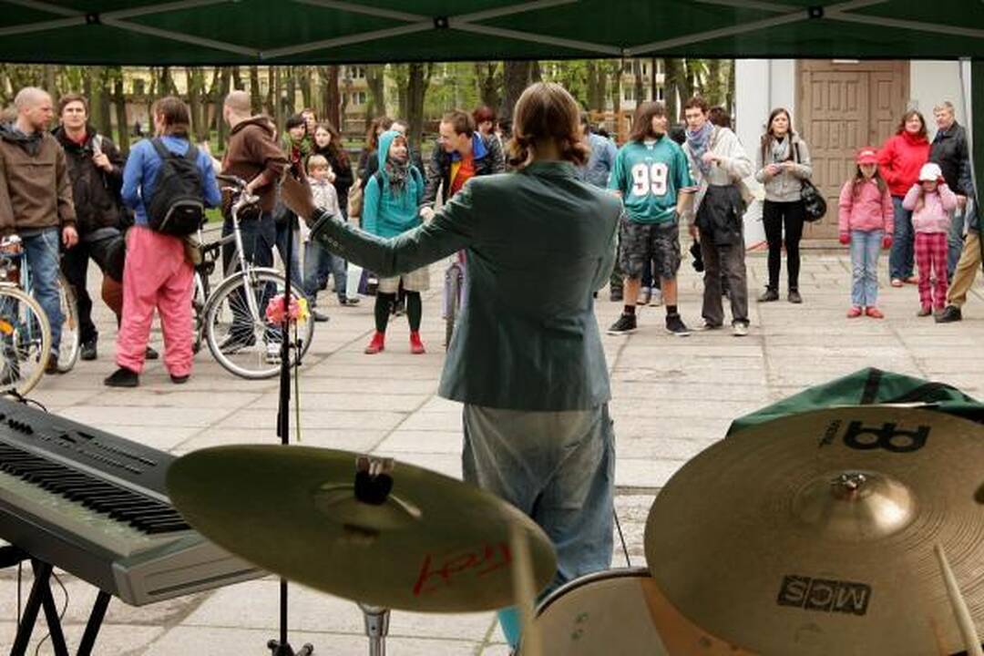 Nuo kultūringų muzikantų praeiviai nebėgo