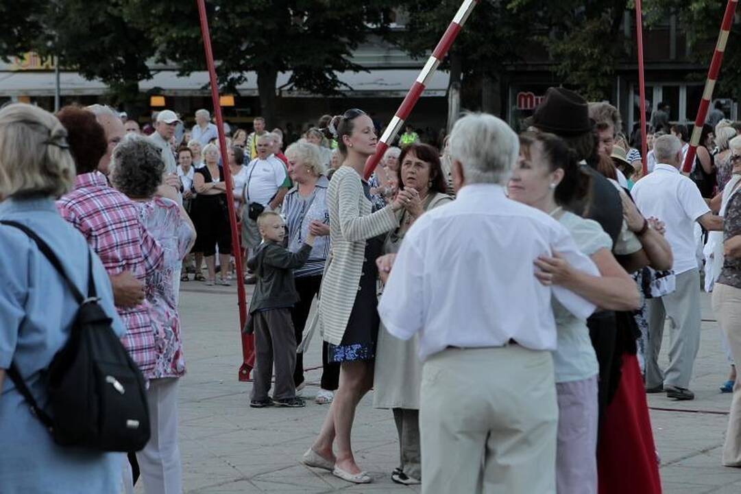 Jūros šventėje žavėjo nostalgiškos A.Lemano dainos