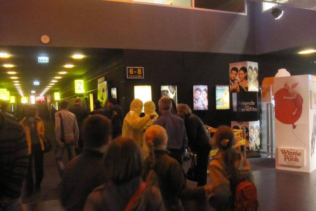 Kino teatre apsilankiusiems žiūrovams veidus teko slėpti po kaukėmis