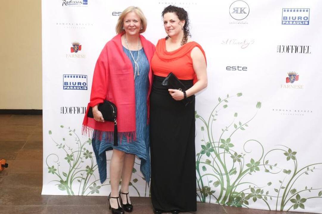 Labdaros aukcione pristatyta A. Jolie suknelė atiteko D. Bosas