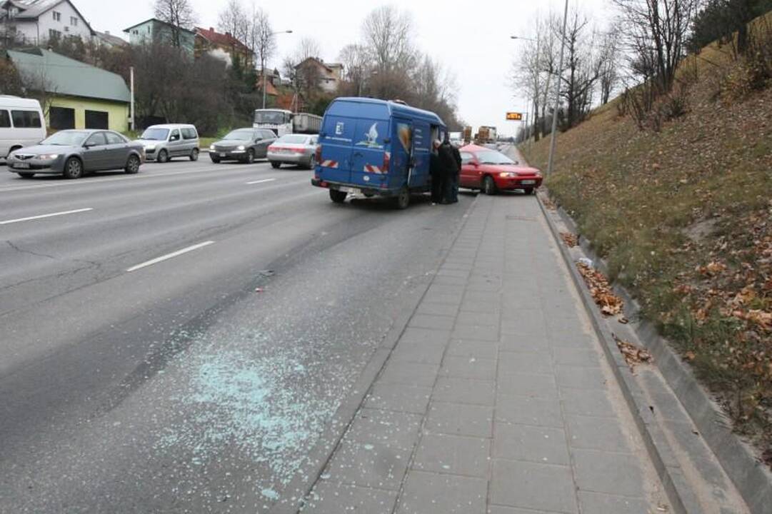 Vilniuje krovininis automobilis suknežino „Mitsubishi Colt“