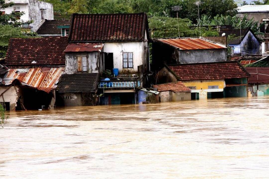 Vietname potvyniai nusinešė apie 100 žmonių gyvybių