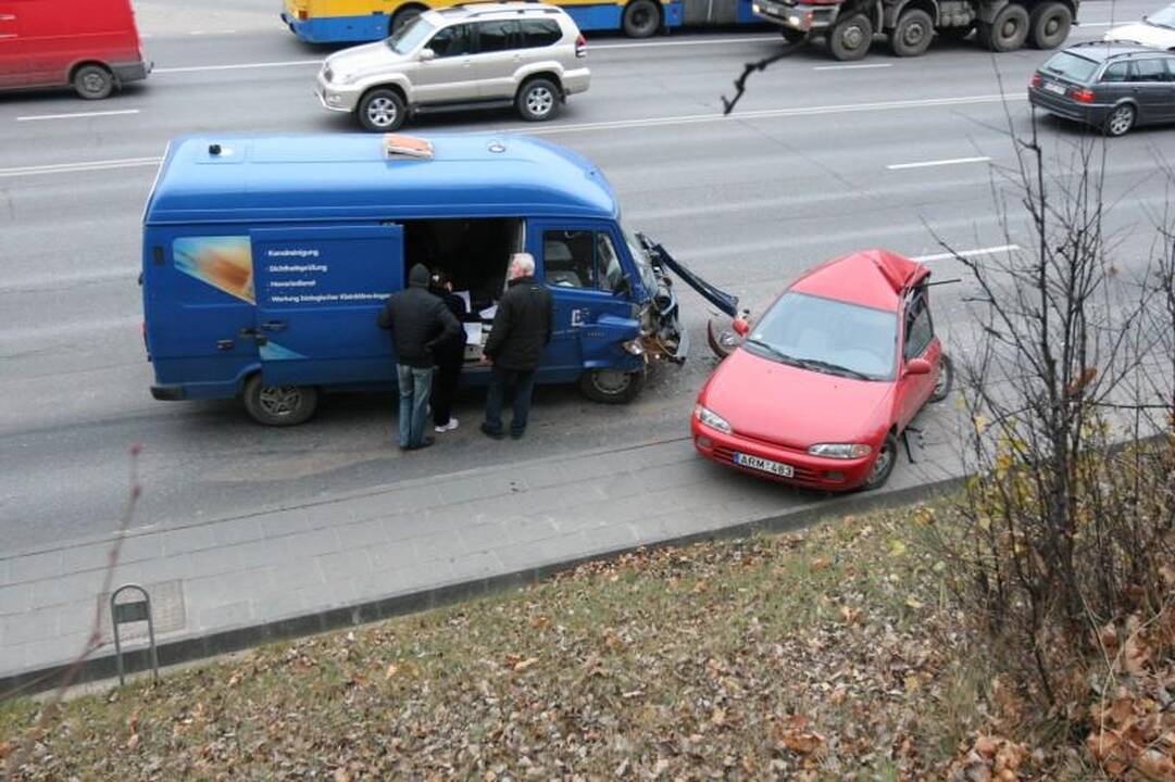 Vilniuje krovininis automobilis suknežino „Mitsubishi Colt“
