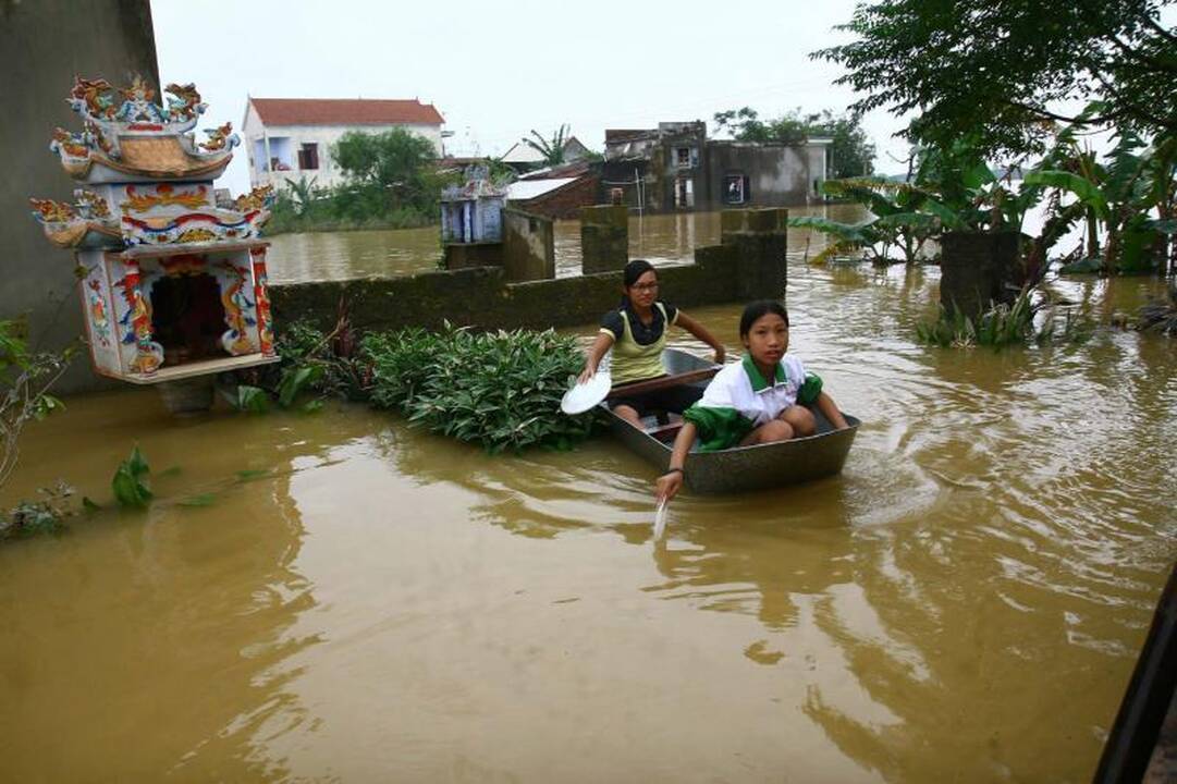 Vietname potvyniai nusinešė apie 100 žmonių gyvybių