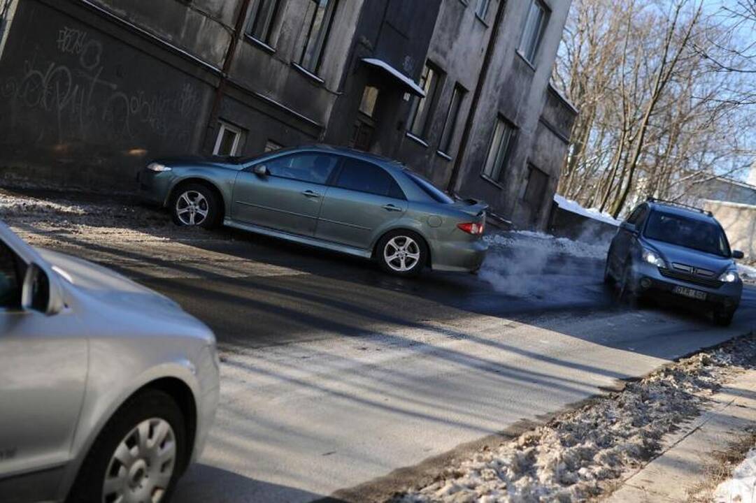 Policija dėl nelaimių Žemaičių gatvėje kaltina „Kauno vandenis“