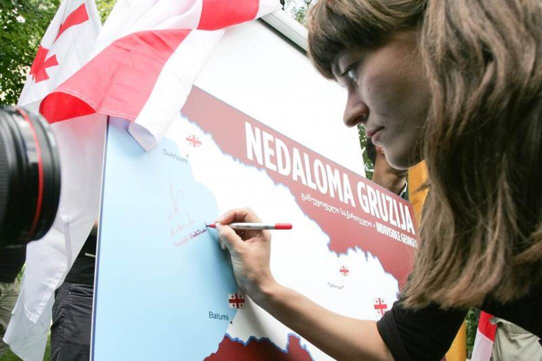 Konservatoriai prie Rusijos ambasados reiškė paramą Gruzijai
