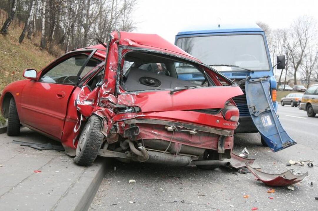 Vilniuje krovininis automobilis suknežino „Mitsubishi Colt“