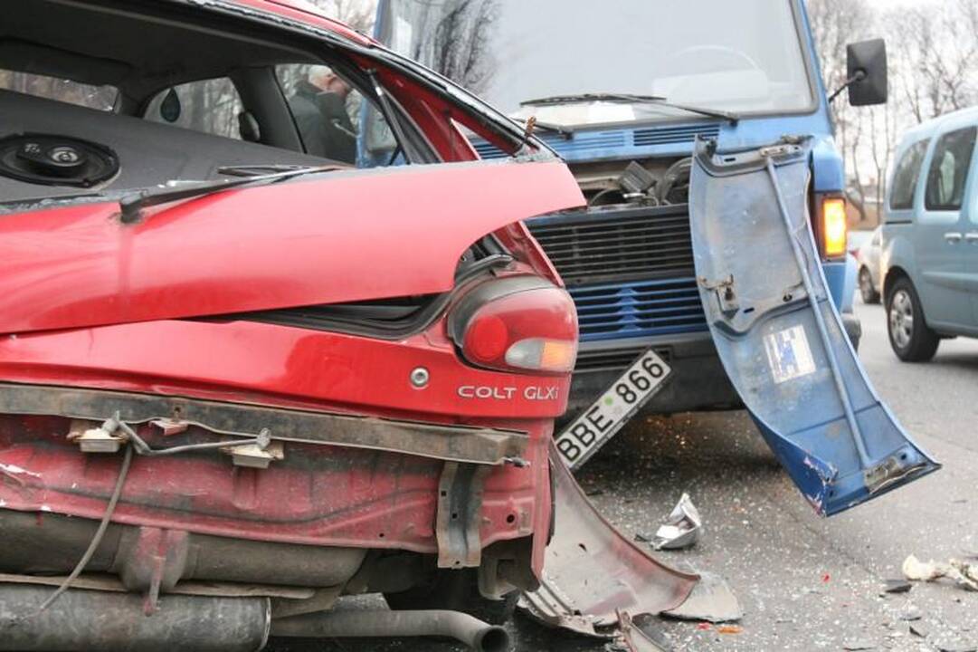 Vilniuje krovininis automobilis suknežino „Mitsubishi Colt“