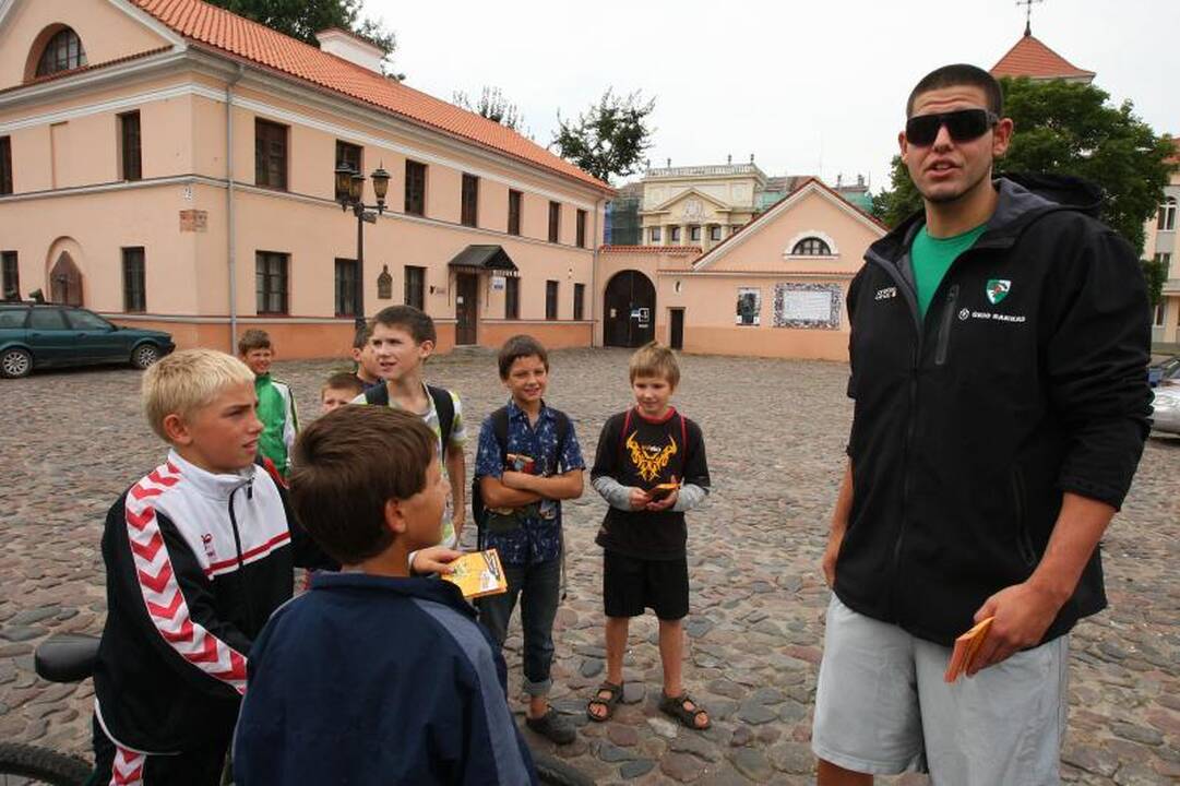 Iš krepšininkų lūpų - raginimai vairuoti saugiai