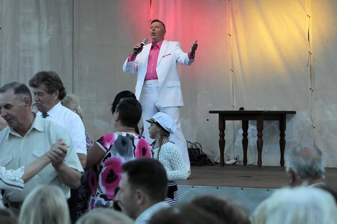 Jūros šventėje žavėjo nostalgiškos A.Lemano dainos