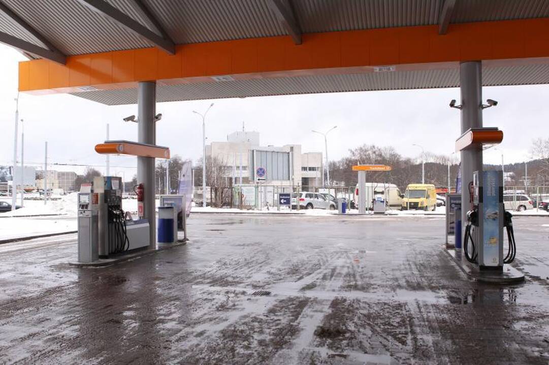 Degalinėse negalima mokėti kortelėmis, nusipirkti alkoholio