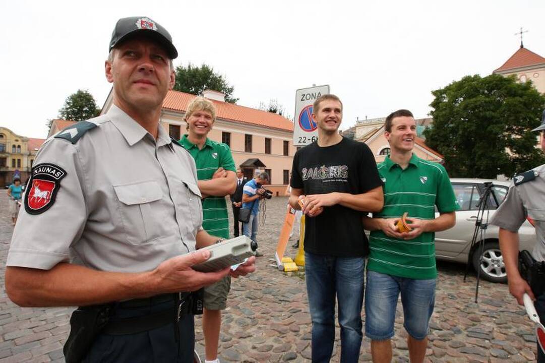 Iš krepšininkų lūpų - raginimai vairuoti saugiai