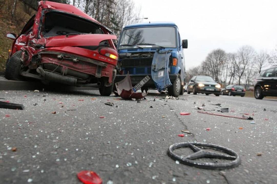 Vilniuje krovininis automobilis suknežino „Mitsubishi Colt“