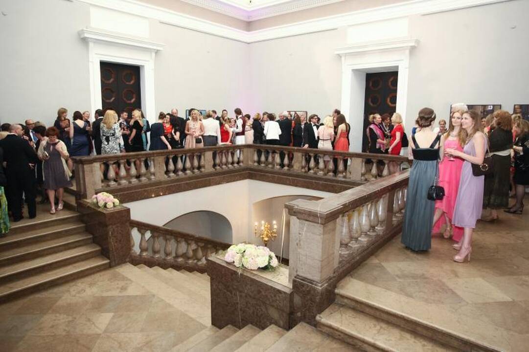 Labdaros aukcione pristatyta A. Jolie suknelė atiteko D. Bosas