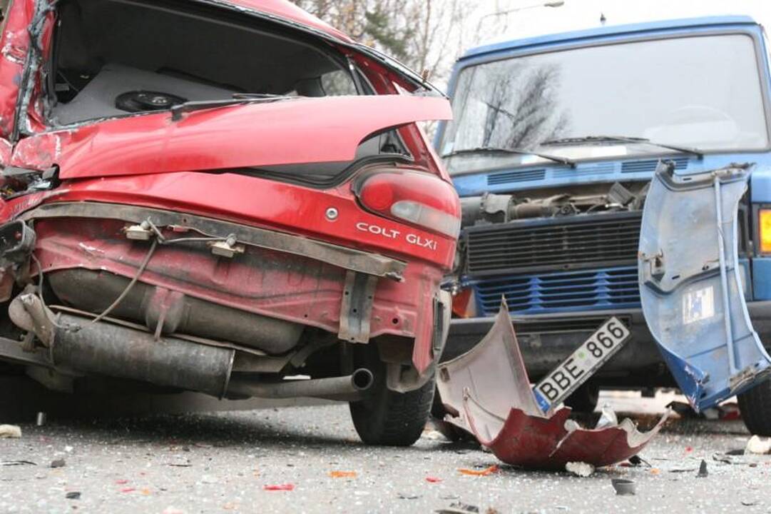 Vilniuje krovininis automobilis suknežino „Mitsubishi Colt“