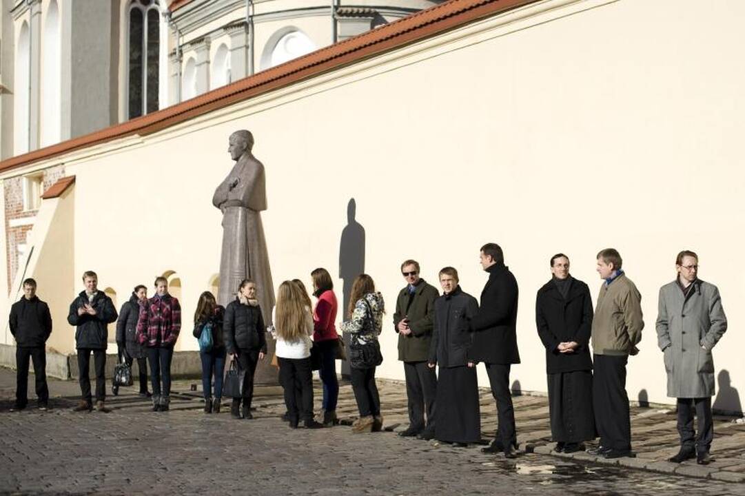 Maironio gimtadienį mokiniai paminėjo susikibę rankomis
