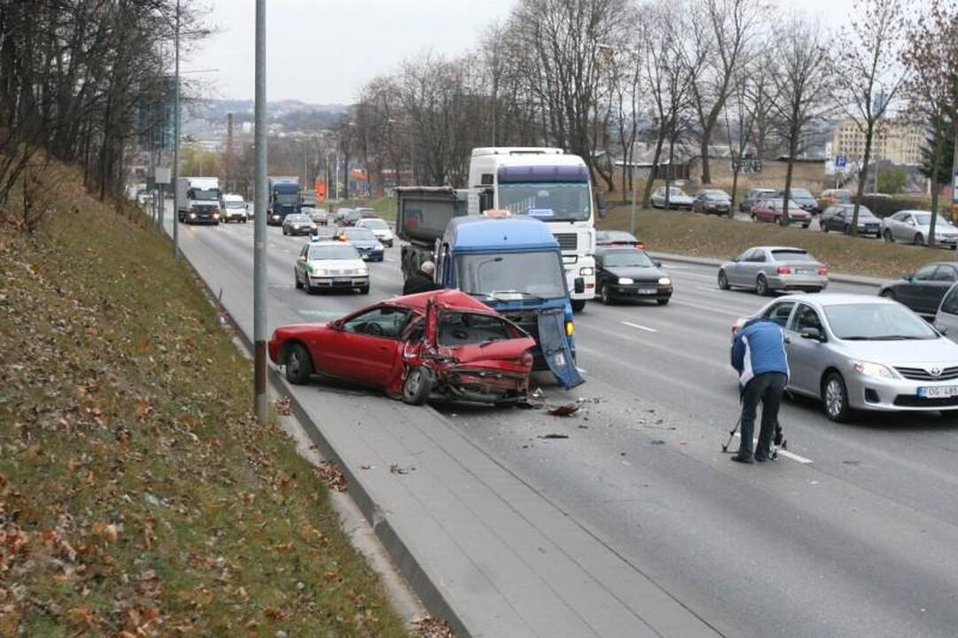 Vilniuje krovininis automobilis suknežino „Mitsubishi Colt“