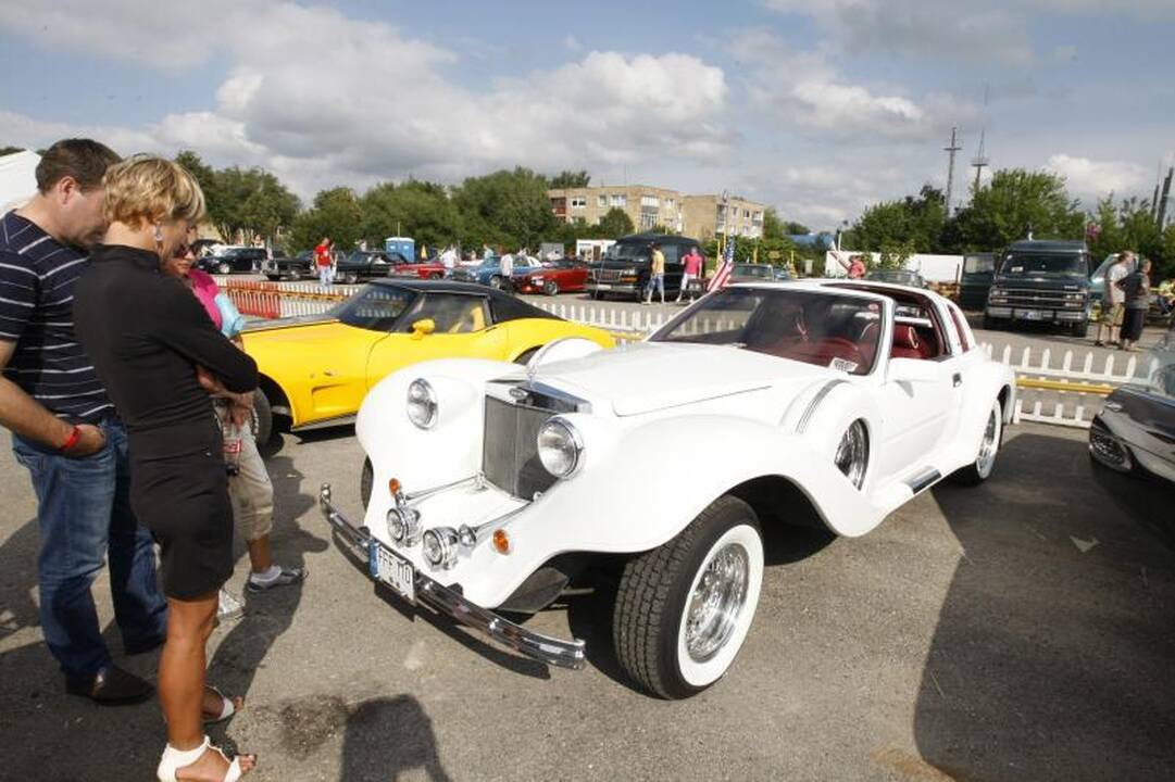 Palangos gatves papuošė įspūdingi automobiliai