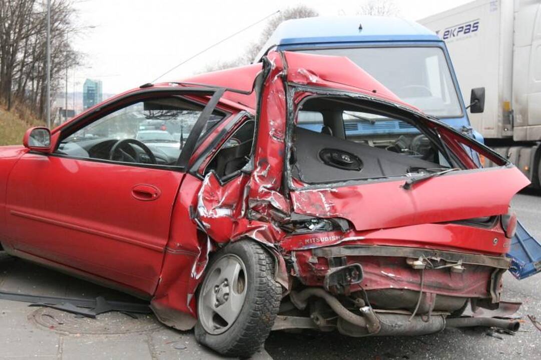 Vilniuje krovininis automobilis suknežino „Mitsubishi Colt“