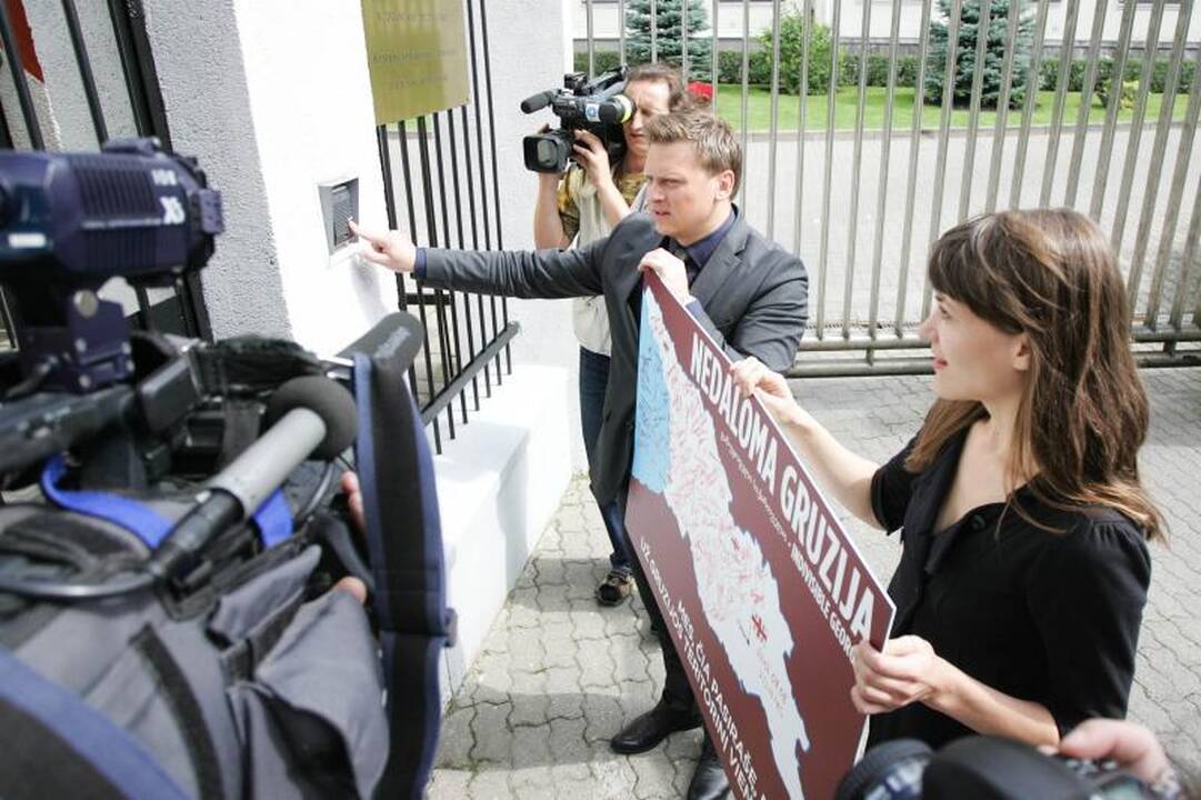 Konservatoriai prie Rusijos ambasados reiškė paramą Gruzijai
