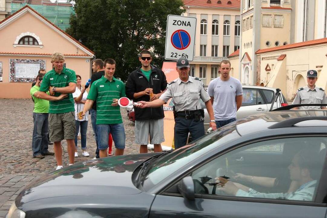 Iš krepšininkų lūpų - raginimai vairuoti saugiai