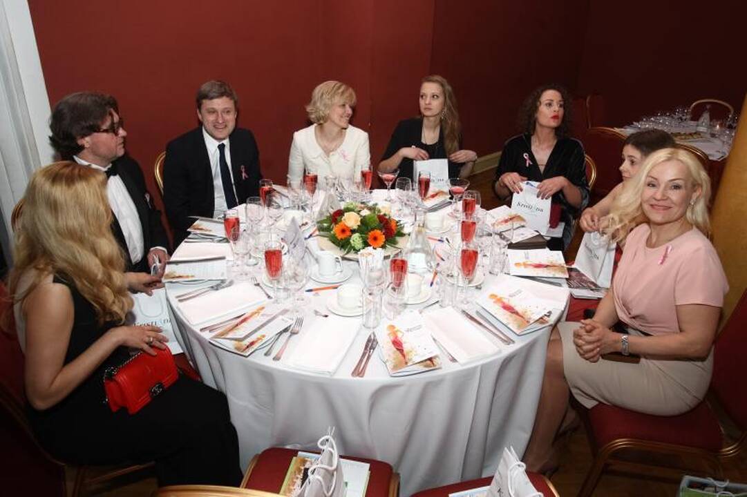 Labdaros aukcione pristatyta A. Jolie suknelė atiteko D. Bosas