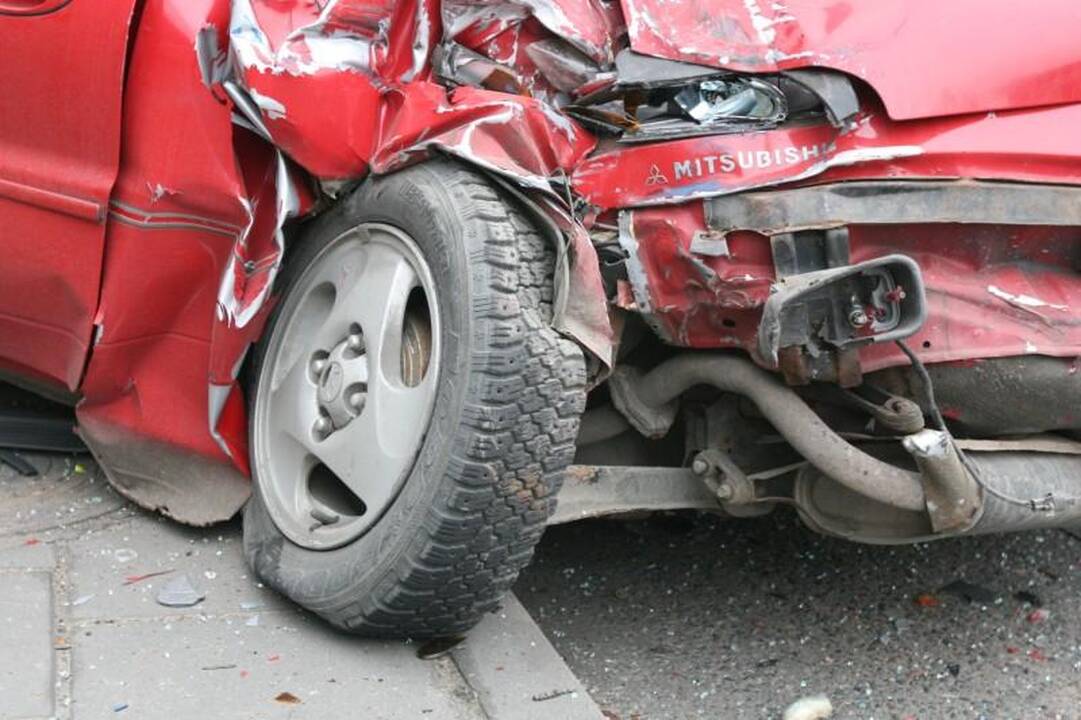 Vilniuje krovininis automobilis suknežino „Mitsubishi Colt“