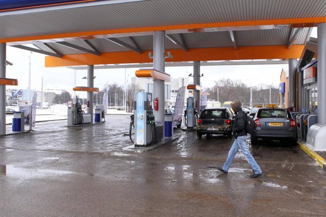 Degalinėse negalima mokėti kortelėmis, nusipirkti alkoholio
