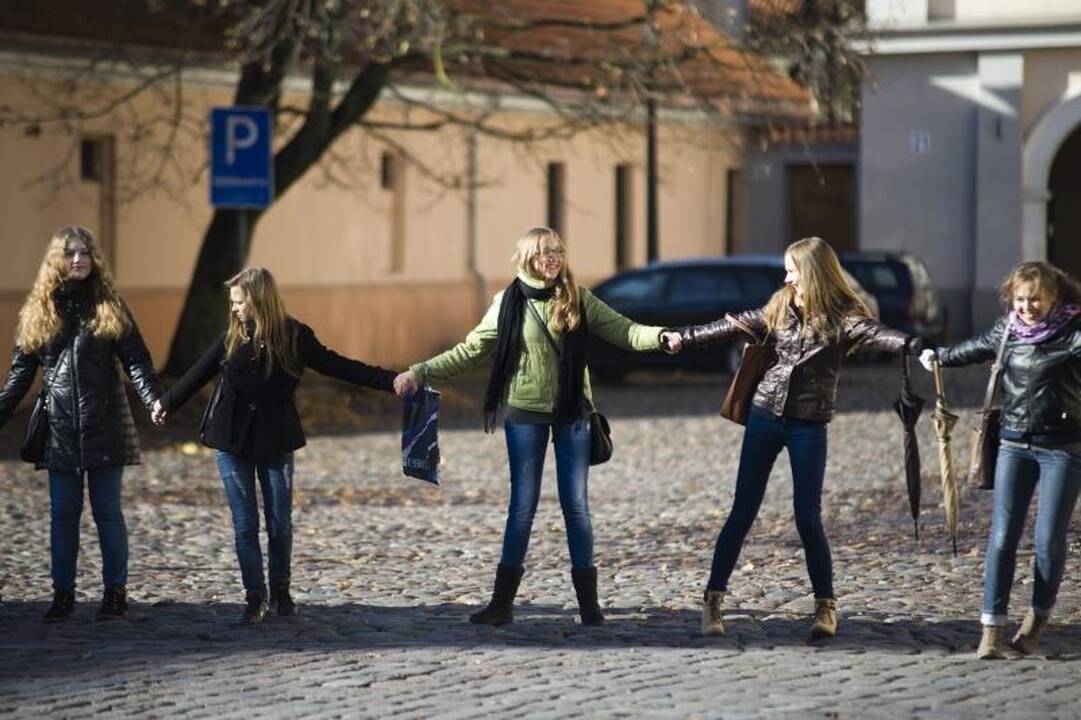 Maironio gimtadienį mokiniai paminėjo susikibę rankomis