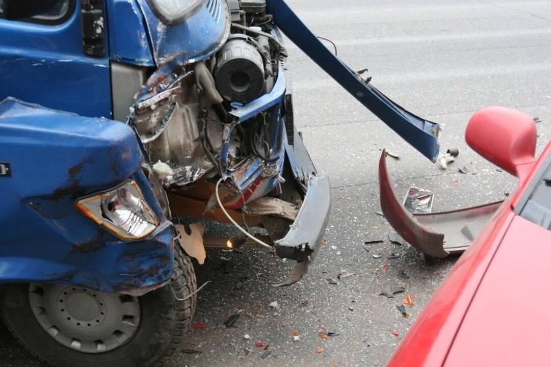 Vilniuje krovininis automobilis suknežino „Mitsubishi Colt“