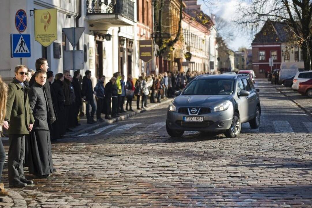 Maironio gimtadienį mokiniai paminėjo susikibę rankomis