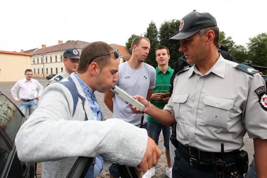 Iš krepšininkų lūpų - raginimai vairuoti saugiai