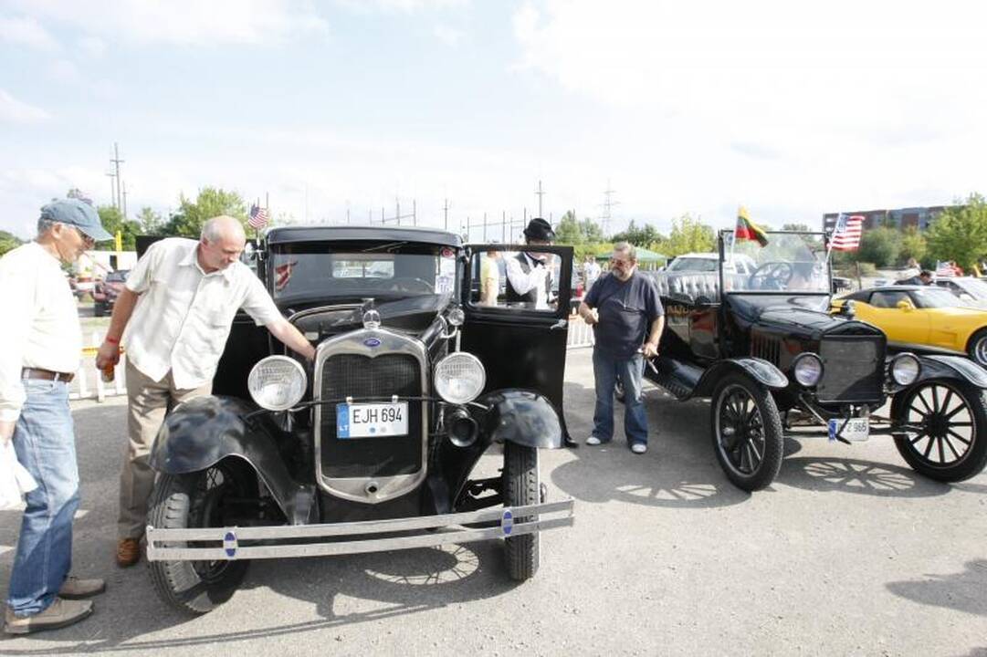 Palangos gatves papuošė įspūdingi automobiliai