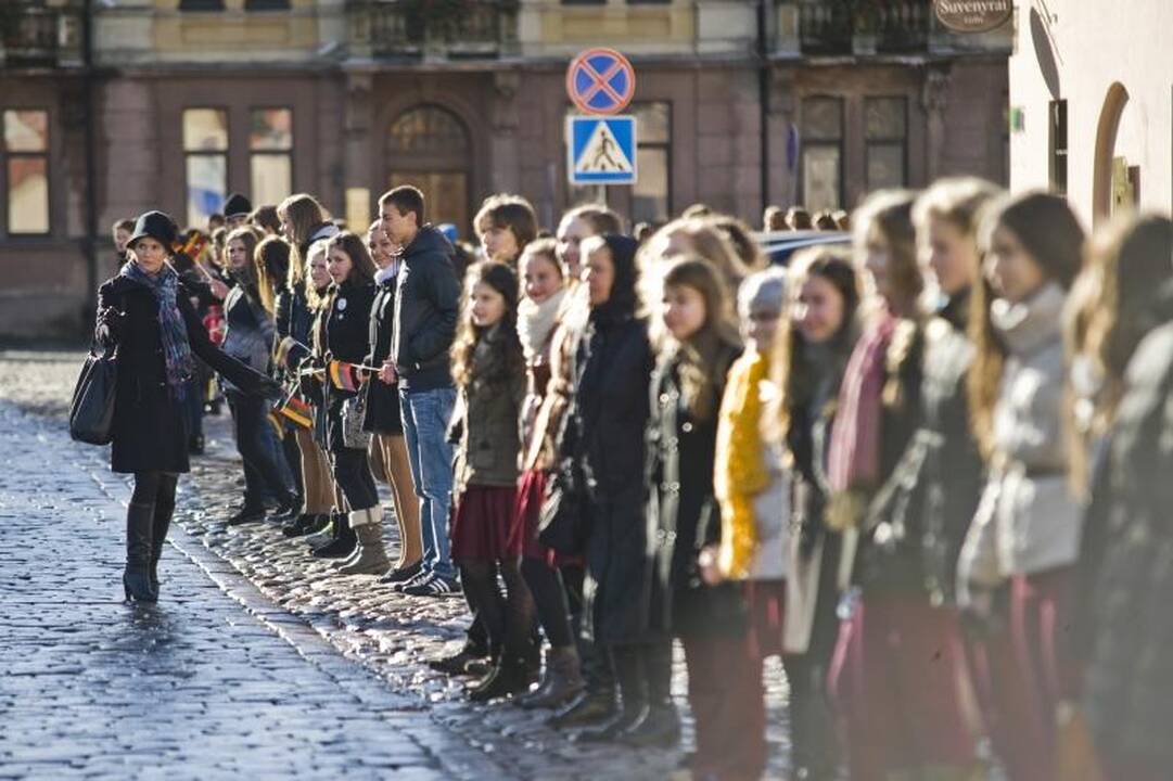 Maironio gimtadienį mokiniai paminėjo susikibę rankomis