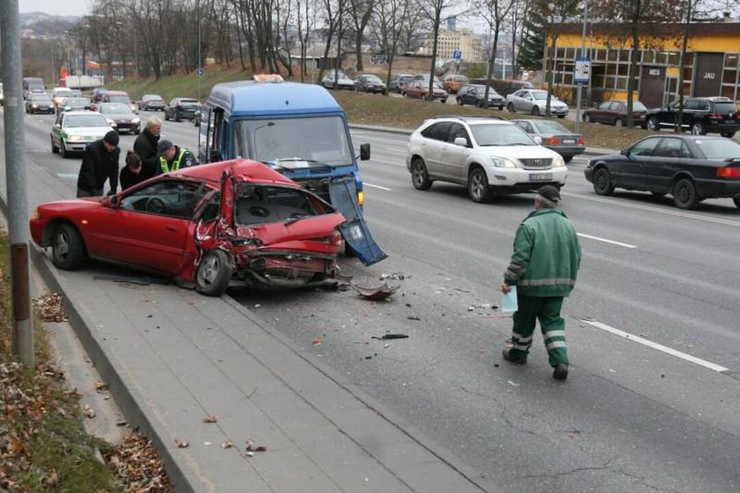 Vilniuje krovininis automobilis suknežino „Mitsubishi Colt“