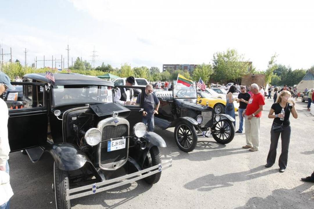 Palangos gatves papuošė įspūdingi automobiliai