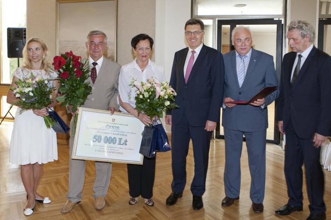 Vyriausybėje pagerbti „Žuvėdros“ šokėjai ir treneriai