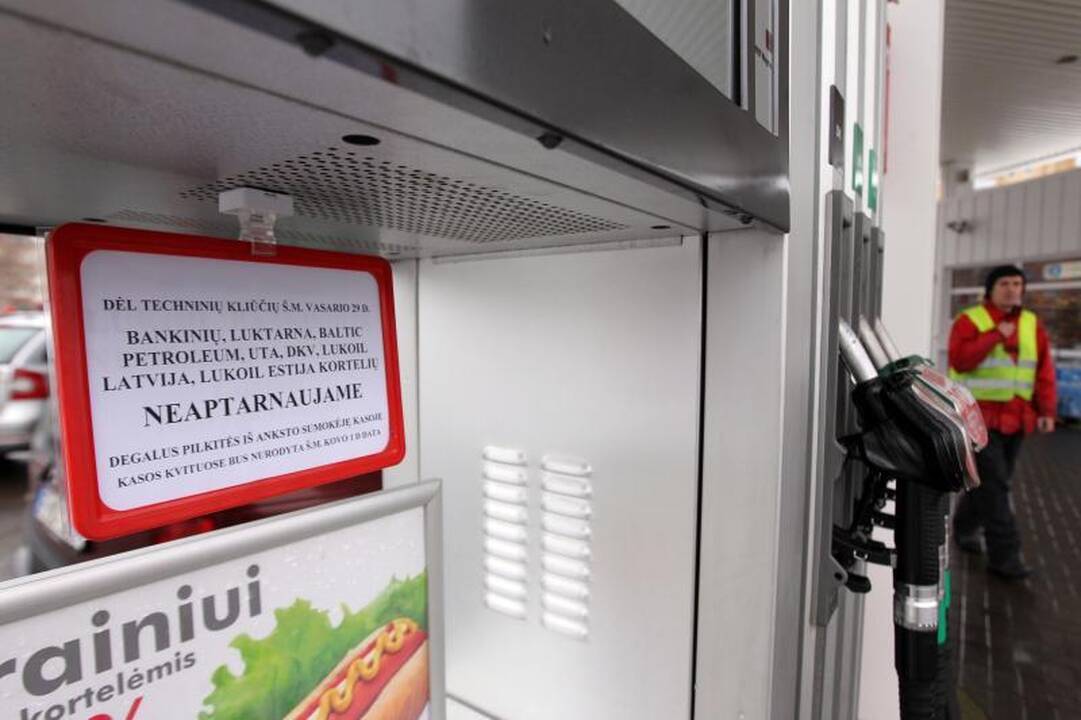 Degalinėse negalima mokėti kortelėmis, nusipirkti alkoholio