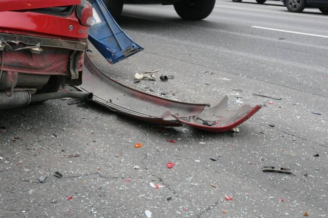 Vilniuje krovininis automobilis suknežino „Mitsubishi Colt“